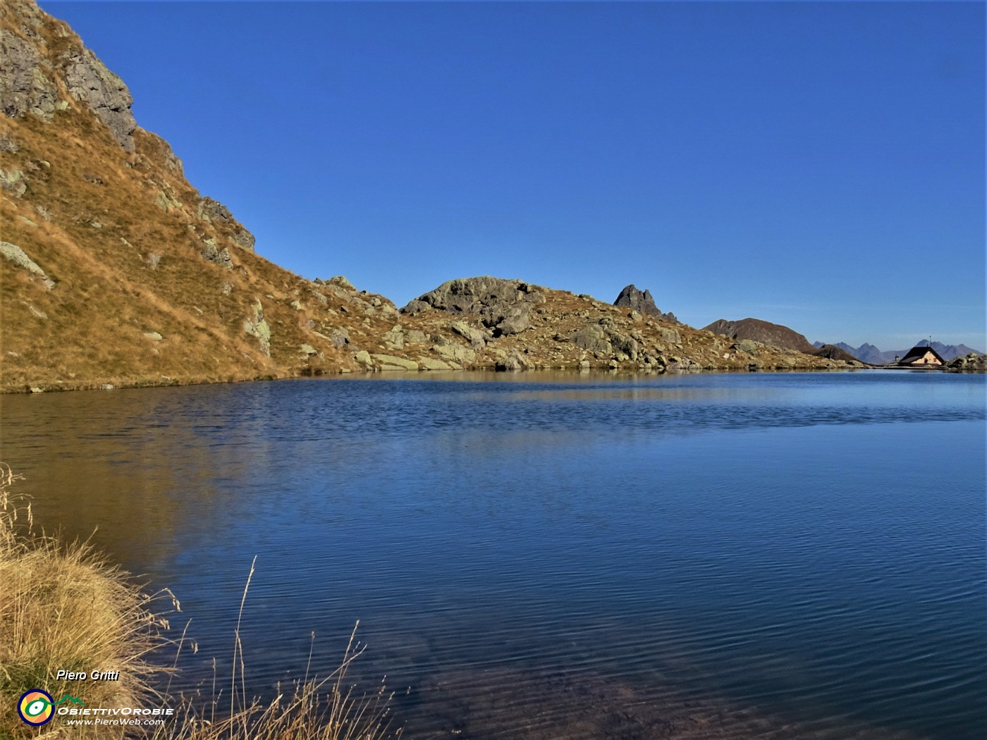 05 Non mi dimentico di godere la bellezza del Lago Piazzotti a due passi dal Rifugio.JPG